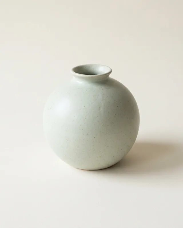 Un vase boule à l'émail céladon pâle.